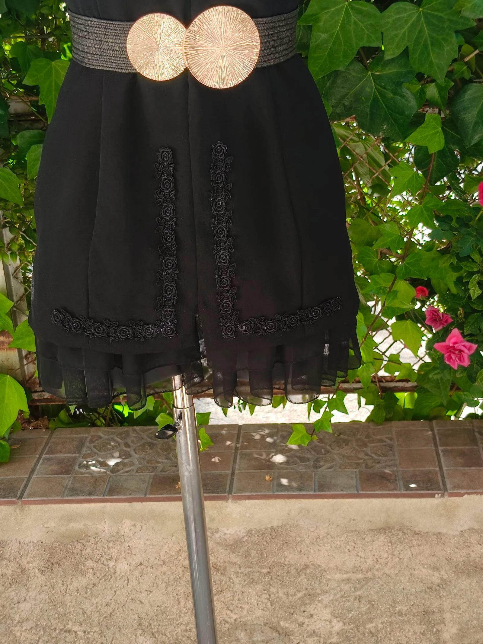 Vestido curto preto "Rosas Rojas" com guipur e gaze – photo 5